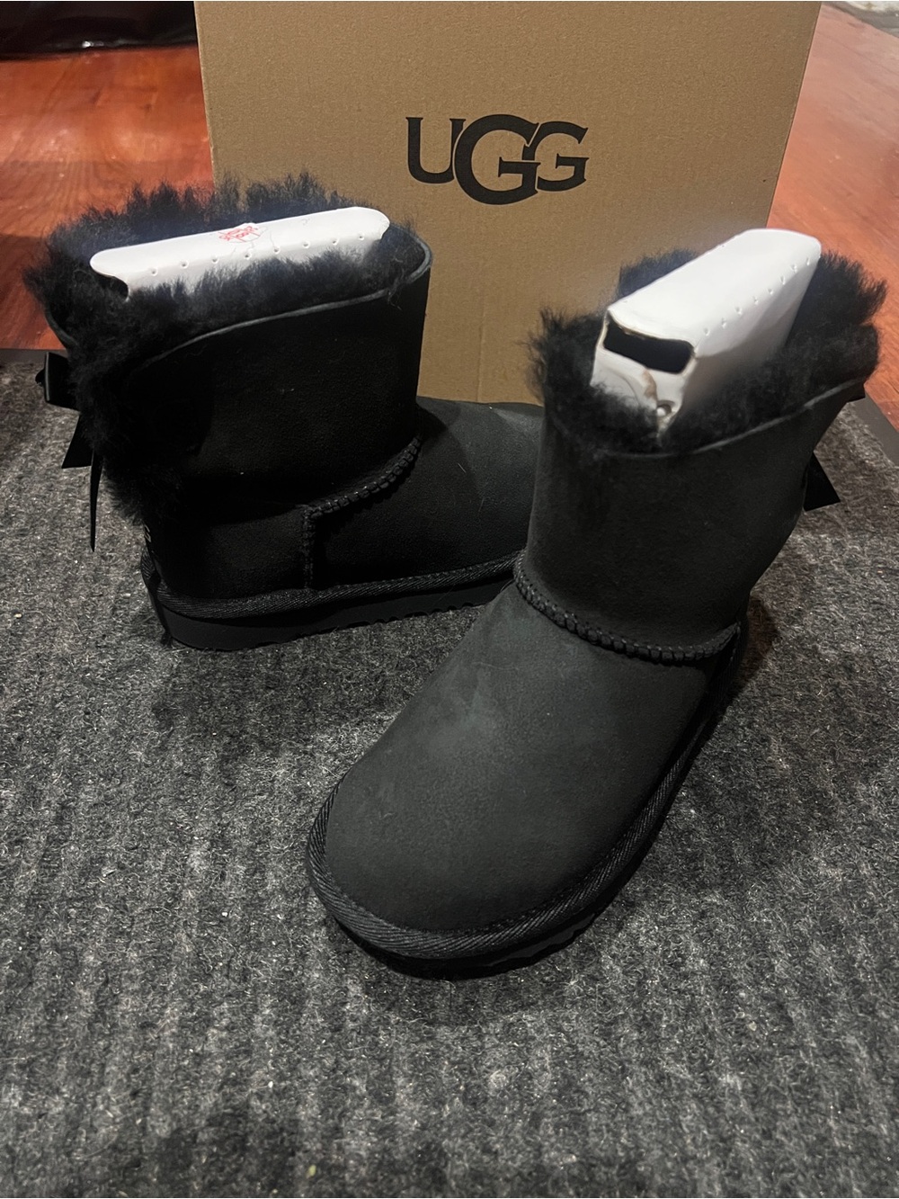 UGG Kids Mini Bailey Bow II Boots Black Size 13 NWT Box Sheepskin Fur